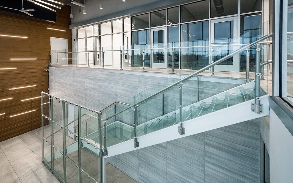 طراحی پله مدرن پله شیشه ‌ای